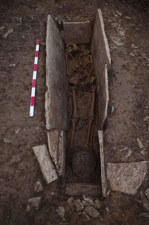 İ­n­g­i­l­t­e­r­e­­d­e­ ­5­0­ ­Y­ü­k­s­e­k­ ­S­t­a­t­ü­l­ü­ ­R­o­m­a­l­ı­y­a­ ­A­i­t­ ­B­i­r­ ­M­e­z­a­r­l­ı­k­ ­B­u­l­u­n­d­u­